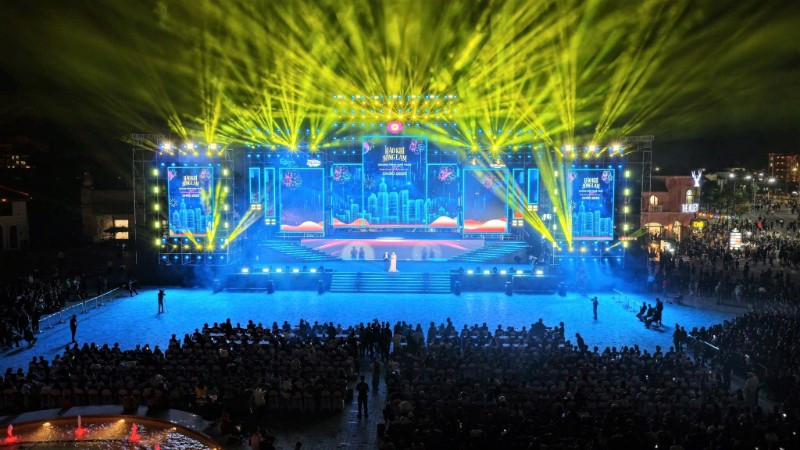 Chương trình nghệ thuật countdown “Nghệ An chào 2026-Hào khí sông Lam” được thiết kế theo tinh thần trẻ trung, hiện đại, kết hợp âm nhạc, ánh sáng và trình chiếu hình ảnh về quá trình phát triển của địa phương. (Ảnh: Vinwonders Cửa Hội)