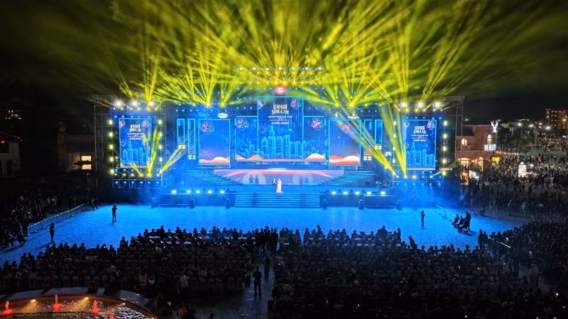 Chương trình nghệ thuật countdown “Nghệ An chào 2026-Hào khí sông Lam” được thiết kế theo tinh thần trẻ trung, hiện đại, kết hợp âm nhạc, ánh sáng và trình chiếu hình ảnh về quá trình phát triển của địa phương. (Ảnh: Vinwonders Cửa Hội)