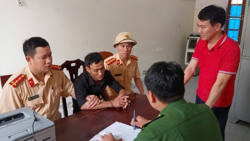 Cơ quan Công an lấy lời khai Phan Công Luân. (Ảnh: Công an Nghệ An)