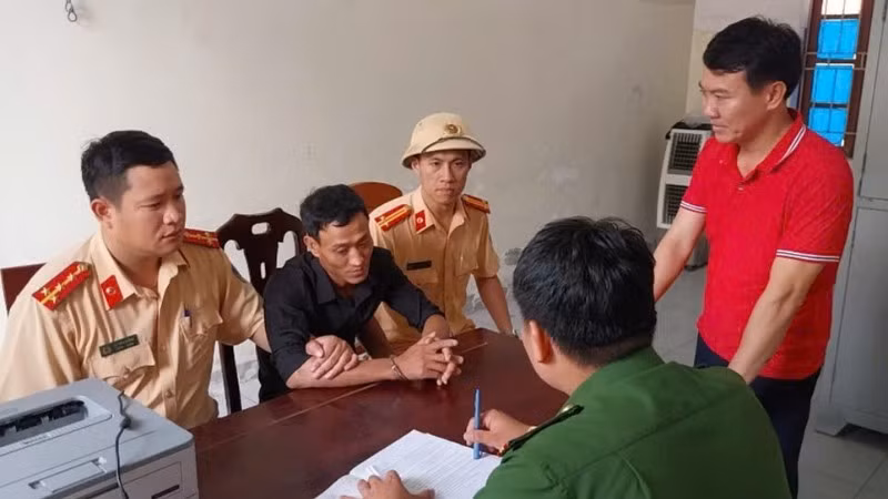 Cơ quan Công an lấy lời khai Phan Công Luân. (Ảnh: Công an Nghệ An)