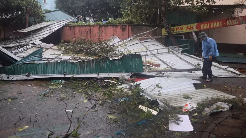 Chưa có thống kê đầy đủ, nhưng có đến hàng chục mái tôn bị gió thổi bay.
