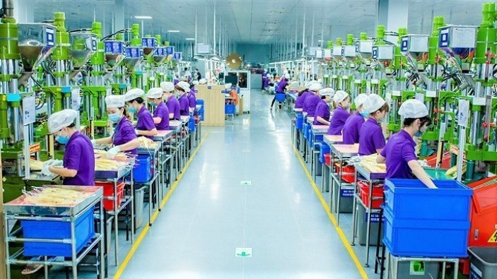 Công nhân làm việc tại Công ty Trách nhiệm hữu hạn Luxshare-ICT Nghệ An thuộc Khu công nghiệp VSIP Nghệ An 1.