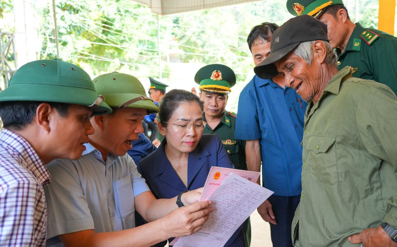 Đại diện Sở Tài nguyên và Môi trường tỉnh Nghệ An báo cáo với Đoàn công tác tỉnh Nghệ An về quá trình triển khai cấp Giấy chứng nhận quyền sử dụng đất, quyền sở hữu tài sản gắn liền với đất cho các hộ dân Đan Lai ở 2 bản Búng và Cò Phạt, xã Môn Sơn. 