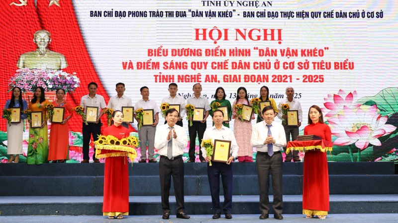 Lãnh đạo Ủy ban nhân dân tỉnh Nghệ An trao Giấy chứng nhận, Bằng khen cho các cá nhân, tập thể điển hình. (Ảnh: KIM OANH)