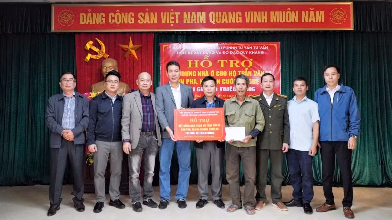 Đoàn trao kinh phí hỗ trợ xây dựng nhà ở cho gia đình ông Trần Văn La ở bản Pha, xã Con Cuông.