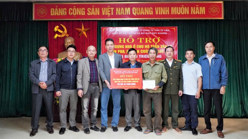 Đoàn trao kinh phí hỗ trợ xây dựng nhà ở cho gia đình ông Trần Văn La ở bản Pha, xã Con Cuông.