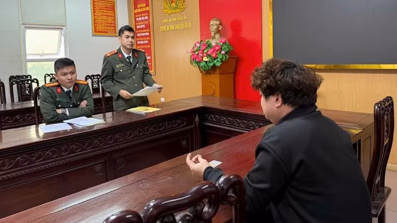 Tổ công tác Phòng An ninh chính trị nội bộ, Công an tỉnh Nghệ An ra quyết định xử phạt vi phạm hành chính đối với P.V.H. (Ảnh: HUYỀN THƯƠNG)