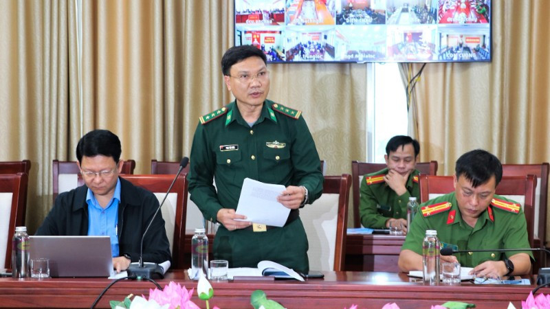 Đại diện Ban Chỉ huy Bộ đội Biên phòng tỉnh Nghệ An phát biểu tham luận tại hội nghị. 