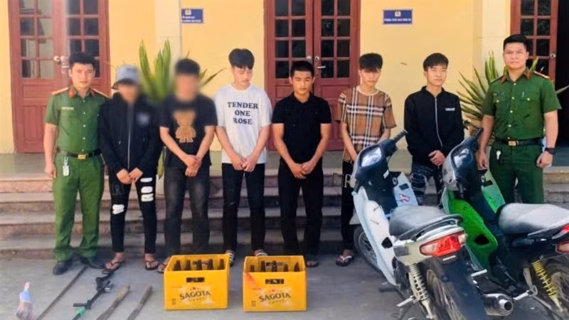 Các đối tượng bị bắt giữ cùng tang vật. (Ảnh: CANA)