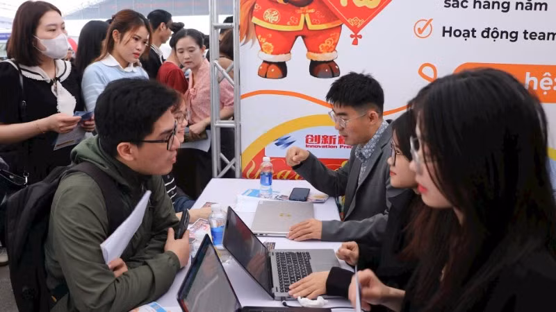 Ngày hội việc làm tỉnh Nghệ An đợt 1 năm 2026 thu hút hơn 1.700 người đến tham dự.