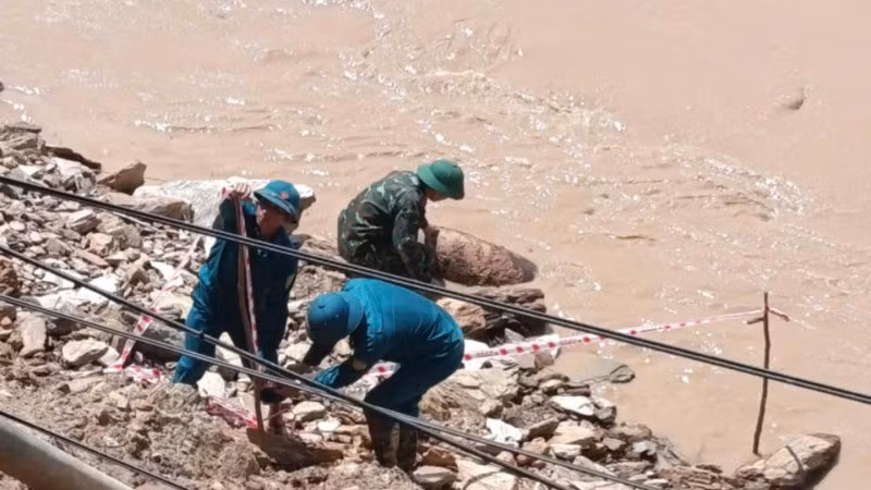 Lực lượng chức năng bố trí canh gác tại hiện trường để bảo đảm an toàn.