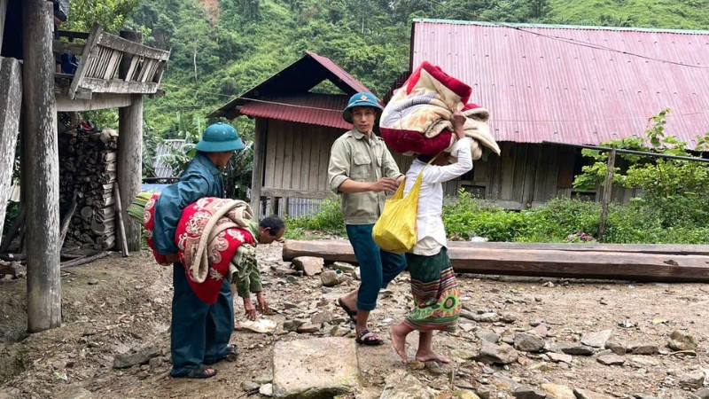 Người dân rời nhà, di chuyển đến lán tạm.