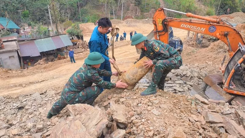 Quả bom có đường kính 40cm, dài 140cm, nặng khoảng 250kg. (Ảnh: TRỌNG KIÊN)