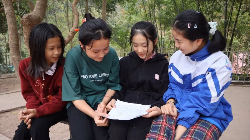 Các em học sinh của Trường phổ thông dân tộc bán trú trung học cơ sở Mỹ Lý, tỉnh Nghệ An, cùng nhau ôn bài sau giờ học trên lớp.