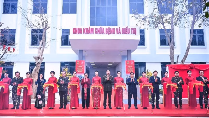 Các đại biểu Bộ Công an và lãnh đạo tỉnh Nghệ An cắt băng khánh thành nhà khám, chữa bệnh Trung tâm Y tế Tương Dương.