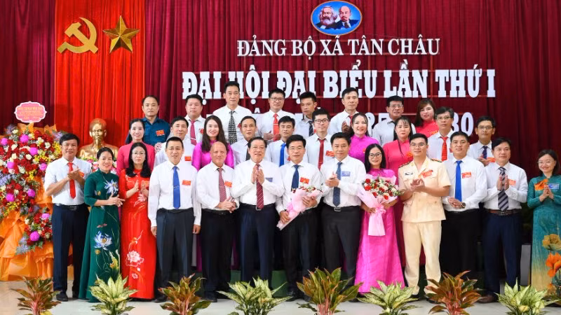 Đồng chí Phan Đình Trạc và các đại biểu cấp tỉnh chúc mừng Ban Chấp hành Đảng bộ xã Tân Châu, nhiệm kỳ 2025-2030.