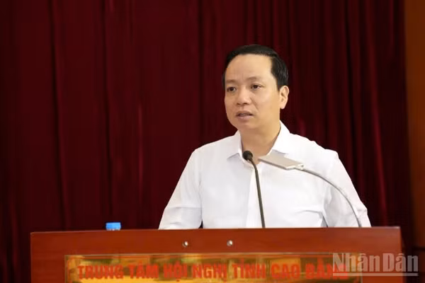 Đồng chí Lê Hải Hòa, Chủ tịch Ủy ban nhân dân tỉnh Cao Bằng phát biểu ý kiến tại cuộc tọa đàm.