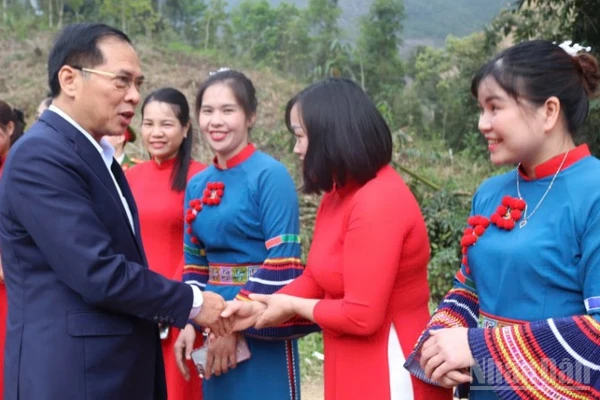 Phó Thủ tướng Bùi Thanh Sơn động viên đội ngũ giáo viên ở xã Xuân Trường, tỉnh Cao Bằng.