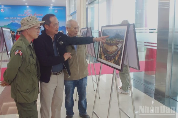 Nhiều tác phẩm ảnh xuất sắc đã được chọn treo, trao giải thưởng tại liên hoan ảnh khu vực miền núi phía bắc.