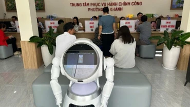 Phường An Khánh đã sử dụng robot để hỗ trợ trong quá trình người dân tới làm thủ tục hành chính trên địa bàn.