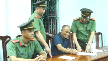 Tống đạt quyết định khởi tố bị can Phạm Viết Công.