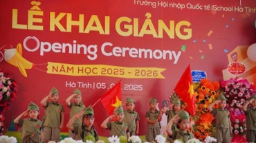 Lễ khai giảng năm học mới được các trường học ở Hà Tĩnh tổ chức trang trọng, ý nghĩa.