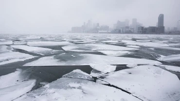 Những mảng băng trôi trên mặt hồ Ontario, tại Toronto, Canada. (Ảnh: Xinhua)