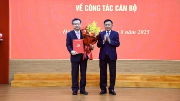 Đồng chí Trần Cẩm Tú chúc mừng tân Trưởng ban Chính sách, chiến lược Trung ương.