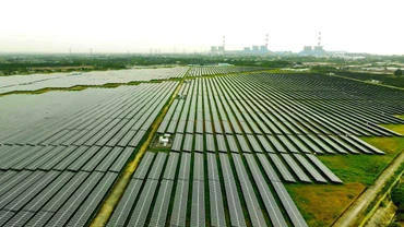 Nhà máy điện gió Hàn Quốc-Trà Vinh (thị xã Duyên Hải, tỉnh Trà Vinh), có 12 tua-bin gió công suất 48MW, được lắp đặt trên biển với chiều dài 4,2km đường dẫn, cung cấp lượng điện năng hơn 155 triệu KWH/năm. (Ảnh: Vũ Sinh – TTXVN)