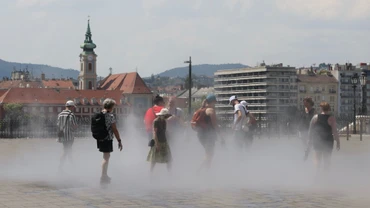 Phun hơi sương để giảm nhiệt trên đường phố tại Budapest, Hungary, ngày 11/7/2024. (Ảnh: THX/TTXVN)