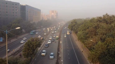Khói mù ô nhiễm bao phủ bầu trời tại New Delhi, Ấn Độ. (Ảnh: ANI/TTXVN)