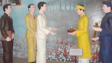 Tranh tái hiện hình ảnh thoái vị của vua Bảo Đại. (Ảnh: baothuathienhue.vn)