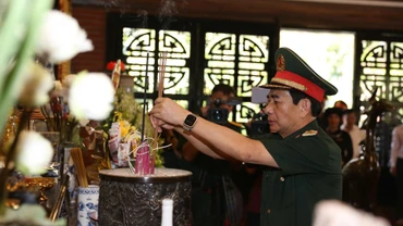 Đại tướng Phan Văn Giang và đoàn công tác dâng hoa, dâng hương tại đền thờ Chủ tịch Hồ Chí Minh.