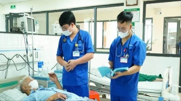 Người bệnh N.H.T được cấp cứu điều trị ban đầu tại Trung tâm y tế huyện Cẩm Khê.