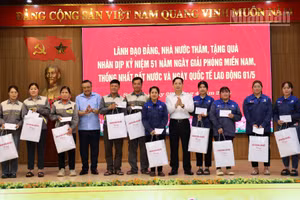 Đồng chí Trần Sỹ Thanh, Ủy viên Bộ Chính trị, Bí thư Trung ương Đảng, Chủ nhiệm Ủy ban Kiểm tra Trung ương tặng quà người lao động Sơn La.