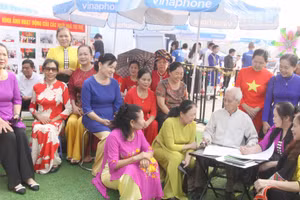 Trải nghiệm nghệ nhân viết chữ Thái tại Ngày hội Sách, Khoa học, Công nghệ và Đổi mới sáng tạo năm 2026.