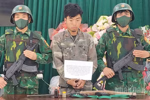 Đối tượng Giàng A Mùa cùng tang vật tại cơ quan chức năng.