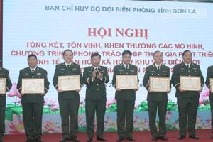 Thiếu tướng Nguyễn Đức Mạnh, Phó Tư lệnh Bộ đội Biên phòng trao Bằng khen cho các tập thể, cá nhân tiêu biểu.
