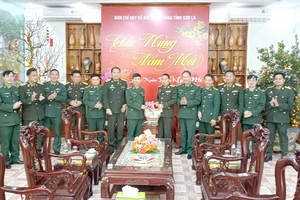 Đoàn Công tác Bộ Chỉ huy quân sự tỉnh Huaphanh, nước Cộng hòa Dân chủ Nhân dân Lào thăm, chúc Tết Ban Chỉ huy Bộ đội Biên phòng tỉnh Sơn La.