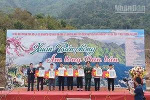 Lãnh đạo Ban Chỉ huy Bộ đội Biên phòng tỉnh Sơn La tặng cờ Tổ quốc, ảnh Bác Hồ cho 17 bản của xã Xuân Nha.