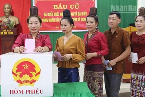 Cử tri đồng bào dân tộc Lào bản Hua Mường, xã biên giới Sốp Cộp, tỉnh Sơn La từ sáng sớm đã có mặt tại nhà văn hóa bản để bỏ phiếu.