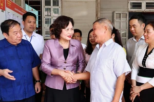 Những người ứng cử đại biểu Quốc hội Việt Nam khóa XVI trao đổi với cử tri tại Đơn vị bầu cử số 3, xã Mường Cơi và xã Mường Bang. 