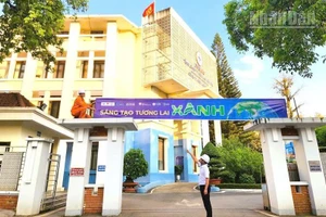 Cùng với hoạt động tuyên truyền, Công ty Điện lực Sơn La còn tổ chức treo băng-rôn lan tỏa hành động xanh hưởng ứng Giờ Trái đất.