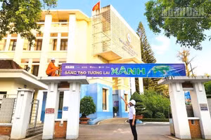 Cùng với hoạt động tuyên truyền, Công ty Điện lực Sơn La còn tổ chức treo băng-rôn lan tỏa hành động xanh hưởng ứng Giờ Trái đất.