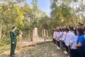 “Tiết học biên cương” tại cột Mốc 218 cho các cháu học sinh tại địa bàn do Đoàn thanh niên Đồn Biên phòng Phiêng Pằn tổ chức.