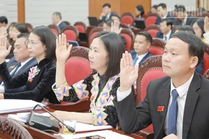 Các đại biểu biểu quyết thông qua các nghị quyết tại kỳ họp thứ 12, Hội đồng nhân dân tỉnh Sơn La khóa XV.