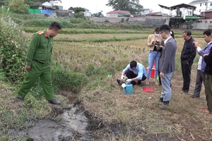 Cơ quan chức năng tiến hành giám định số nước thải từ cơ sở sơ chế cà-phê của ông Lò Văn Thanh đã xả ra môi trường.