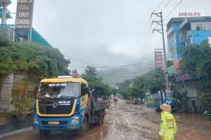 Lực lượng cảnh sát giao thông điều tiết giao thông tại khu vực bị ngập úng trung tâm xã Mường La.