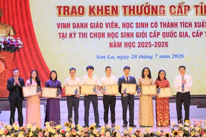 Lãnh đạo Đảng ủy Ủy ban nhân dân tỉnh Sơn La và Sở Giáo dục và Đào tạo tỉnh Sơn La trao Bằng khen của Chủ tịch Ủy ban nhân dân tỉnh cho các giáo viên có thành tích xuất sắc trong bồi dưỡng học sinh giỏi quốc gia.