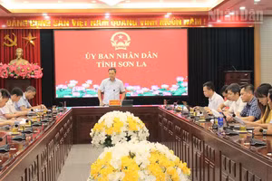 Đồng chí Nguyễn Đình Việt, Chủ tịch Ủy ban nhân dân tỉnh Sơn La chủ trì cuộc họp.